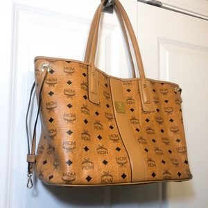 MCM Reversible Liz Shopper Tote in Visetos, Medium